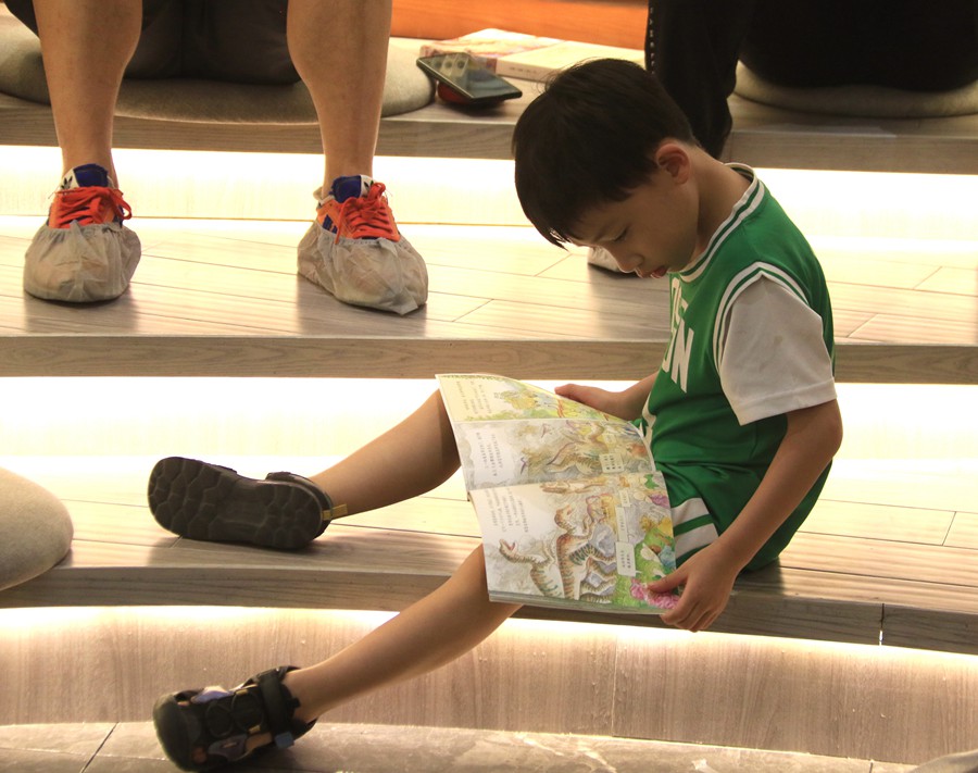 小朋友在甘肅省敦煌書局閱讀圖書。張曉亮攝