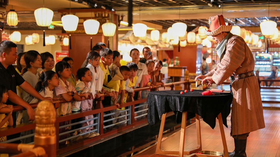 游客們現場感受敦煌文化的多彩魅力。敦煌市委宣傳部供圖