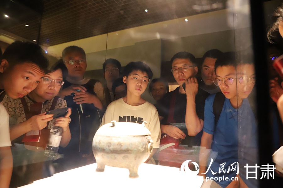 游客參觀甘肅省博物館。