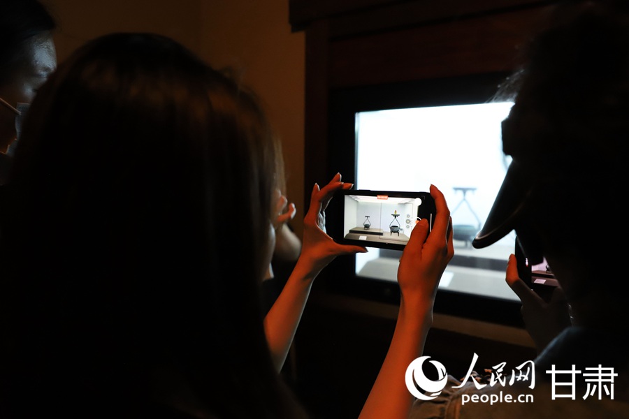 游客參觀甘肅省博物館。