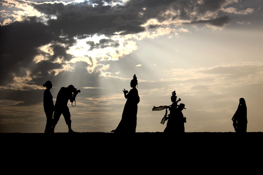 雨后清晨，游客在甘肅省敦煌市鳴沙山月牙泉景區游覽。張曉亮攝