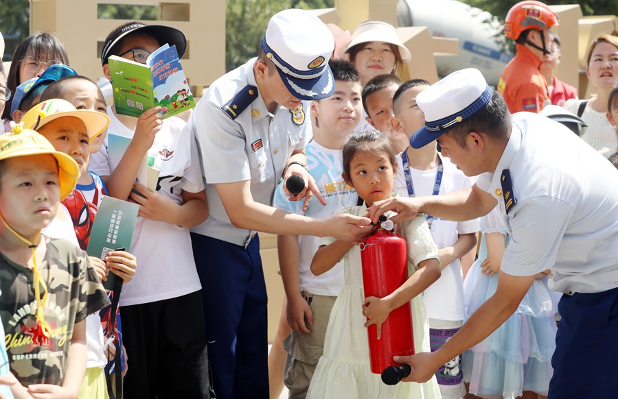 講解滅火器材操作使用技能。馬延鑫攝
