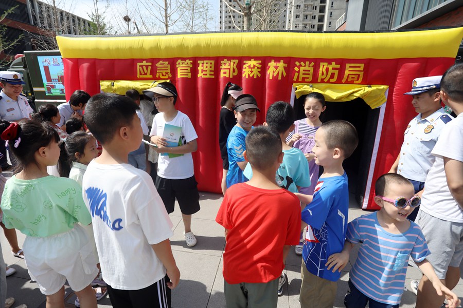 現場體驗模擬逃生方倉。馬延鑫攝