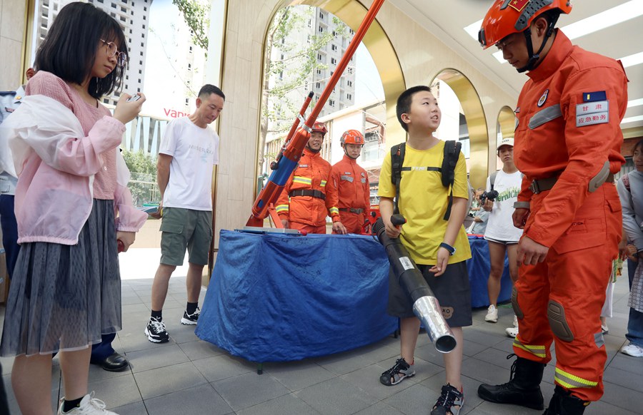 學生體驗滅火救援裝備。裴海博攝