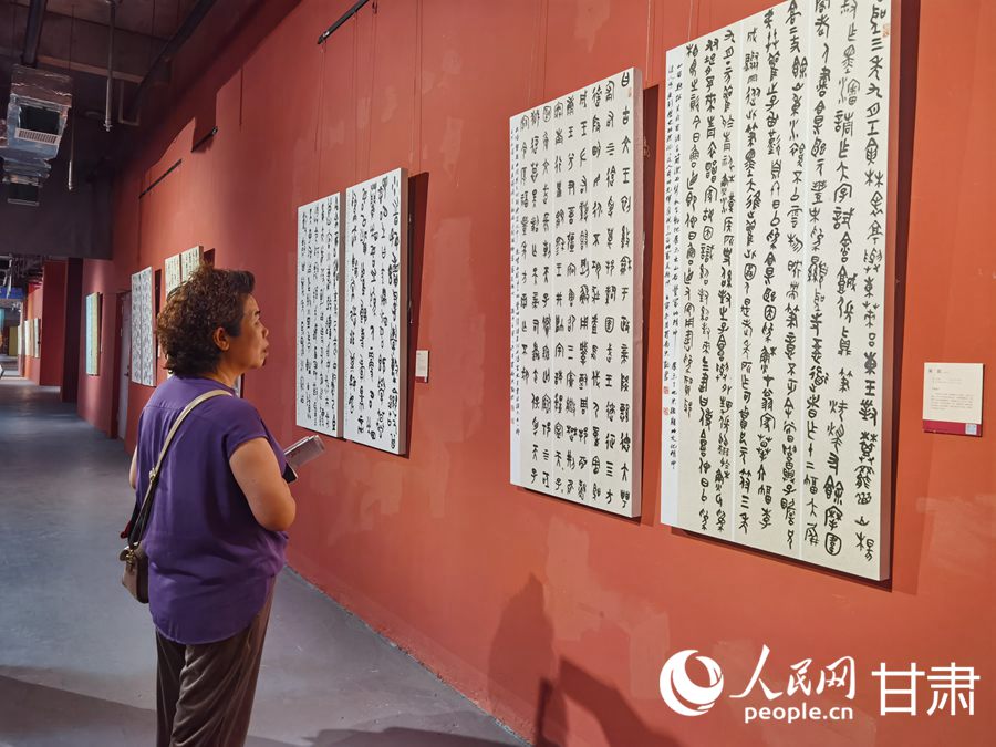 全國第三屆書法臨帖作品展甘肅巡展在蘭州開展。人民網記者 高翔攝