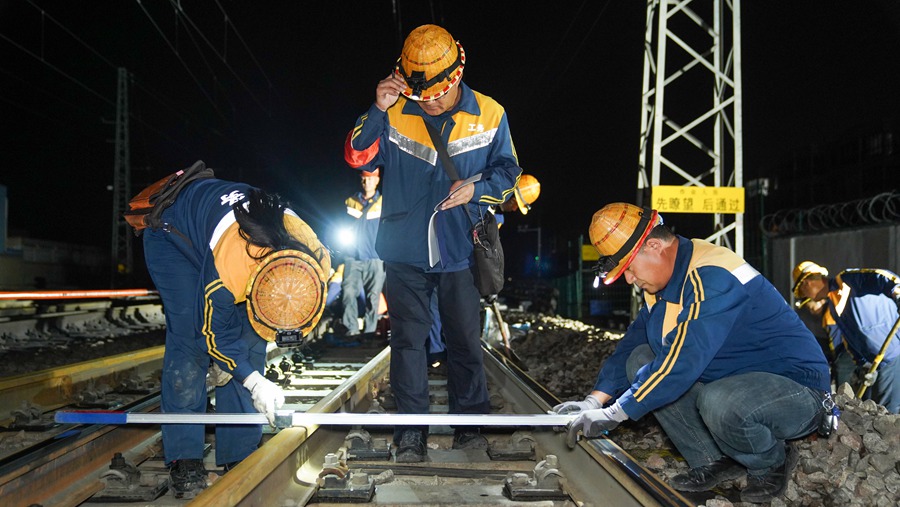 鐵路橋隧秋檢忙。蘭州鐵路局供圖