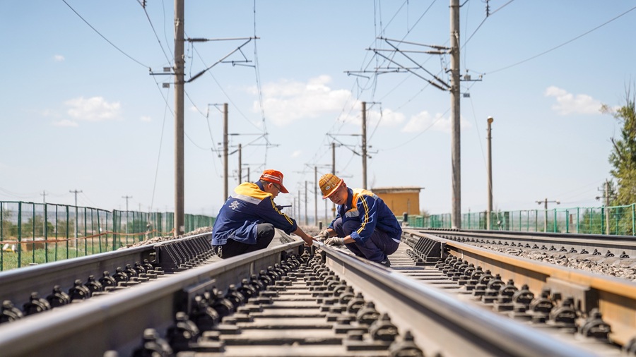 鐵路橋隧秋檢忙。蘭州鐵路局供圖
