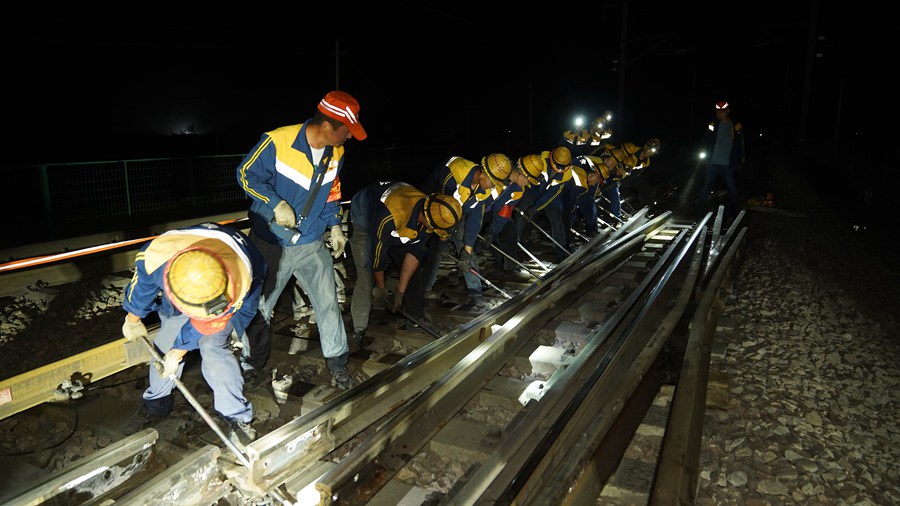 鐵路橋隧秋檢忙。蘭州鐵路局供圖