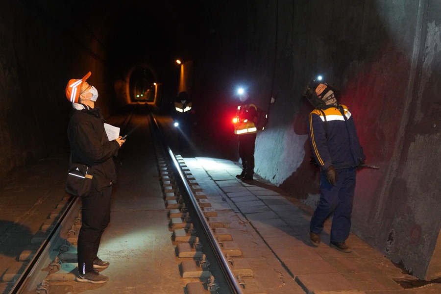 鐵路橋隧秋檢忙。蘭州鐵路局供圖