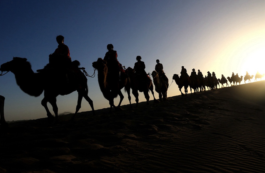 甘肅省敦煌市鳴沙山月牙泉景區。張曉亮攝