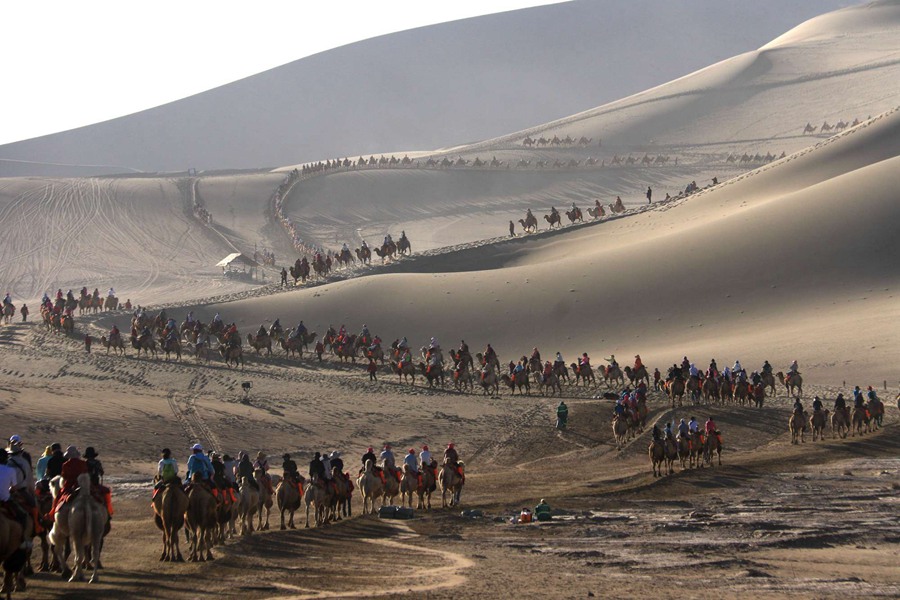 甘肅省敦煌市鳴沙山月牙泉景區。張曉亮攝