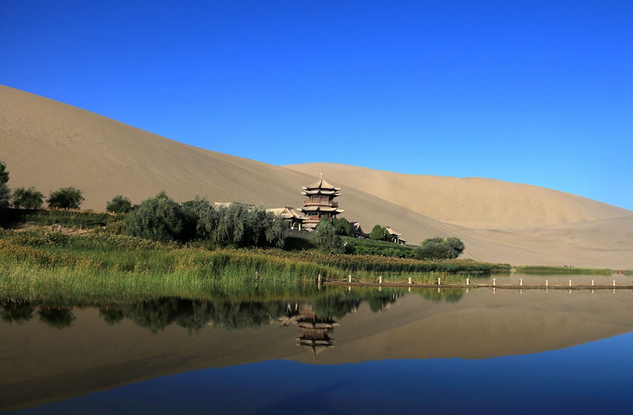 甘肅省敦煌市鳴沙山月牙泉景區。張曉亮攝