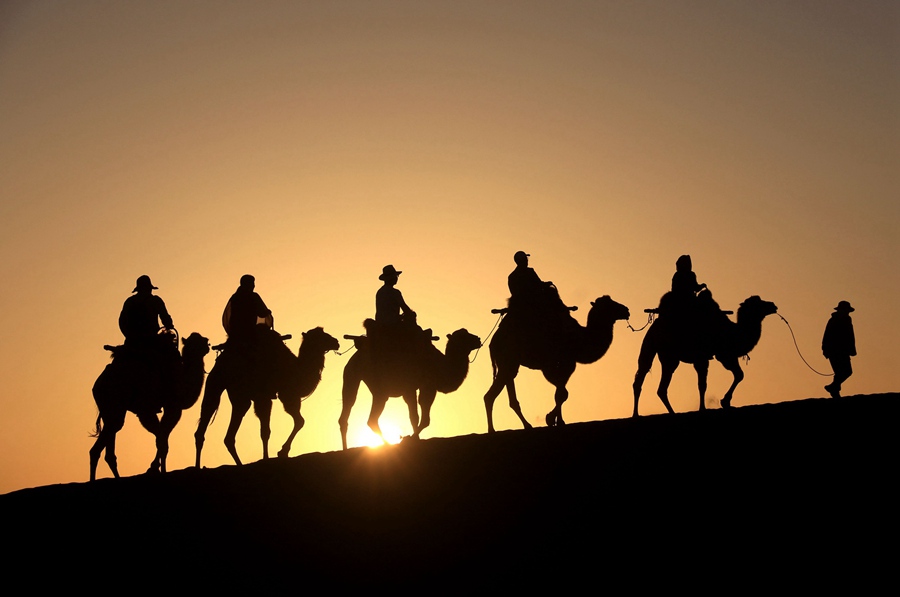 甘肅省敦煌市鳴沙山月牙泉景區。張曉亮攝