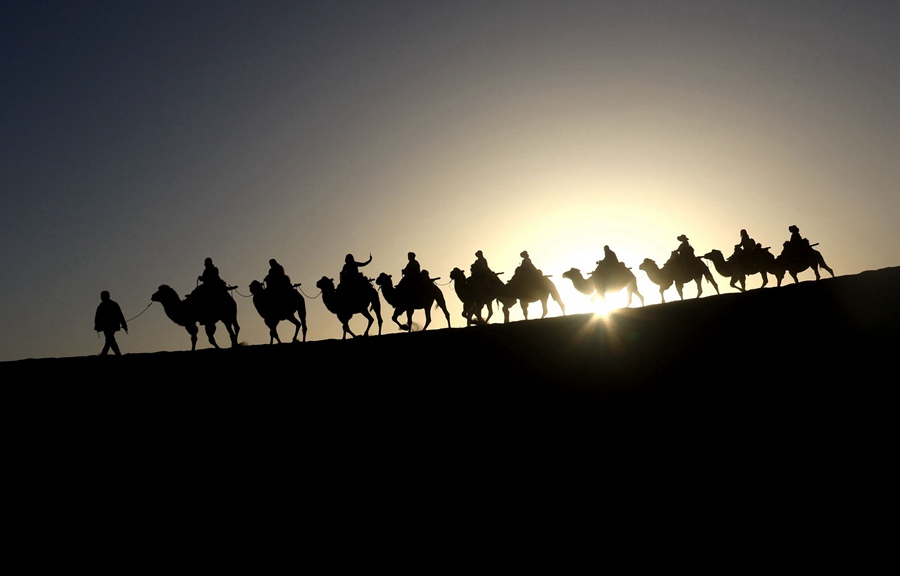 甘肅省敦煌市鳴沙山月牙泉景區。張曉亮攝