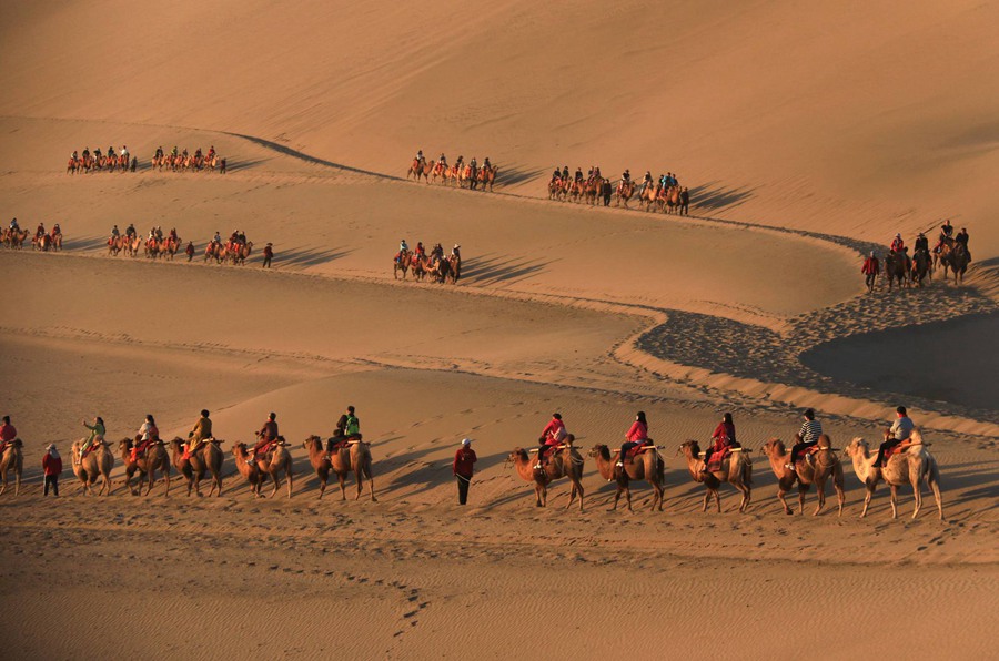 甘肅省敦煌市鳴沙山月牙泉景區。張曉亮攝