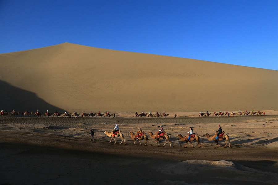 甘肅省敦煌市鳴沙山月牙泉景區。張曉亮攝