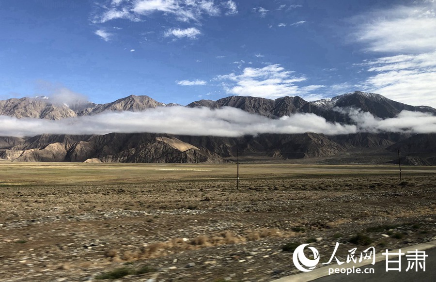 祁連山下，鹽池灣濕地美景如畫。人民網記者 焦隆攝