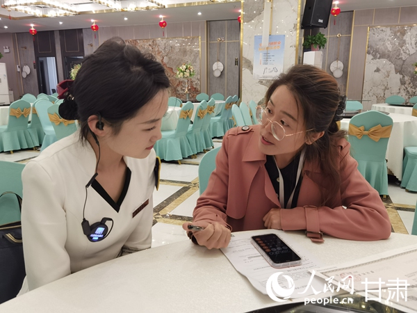 普查人員走訪餐飲企業了解相關情況。人民網記者 高翔攝