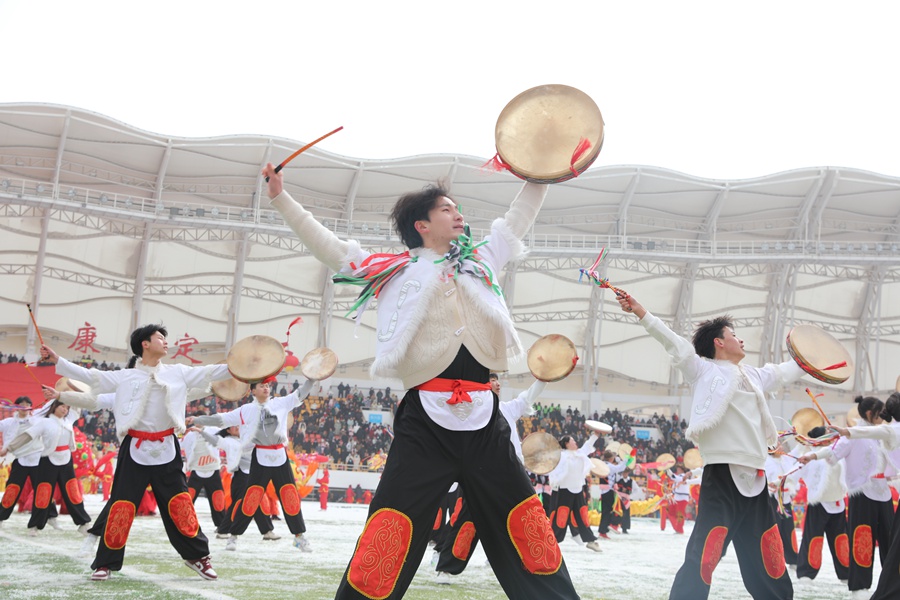 春節社火展演活動。定西市融媒體中心供圖