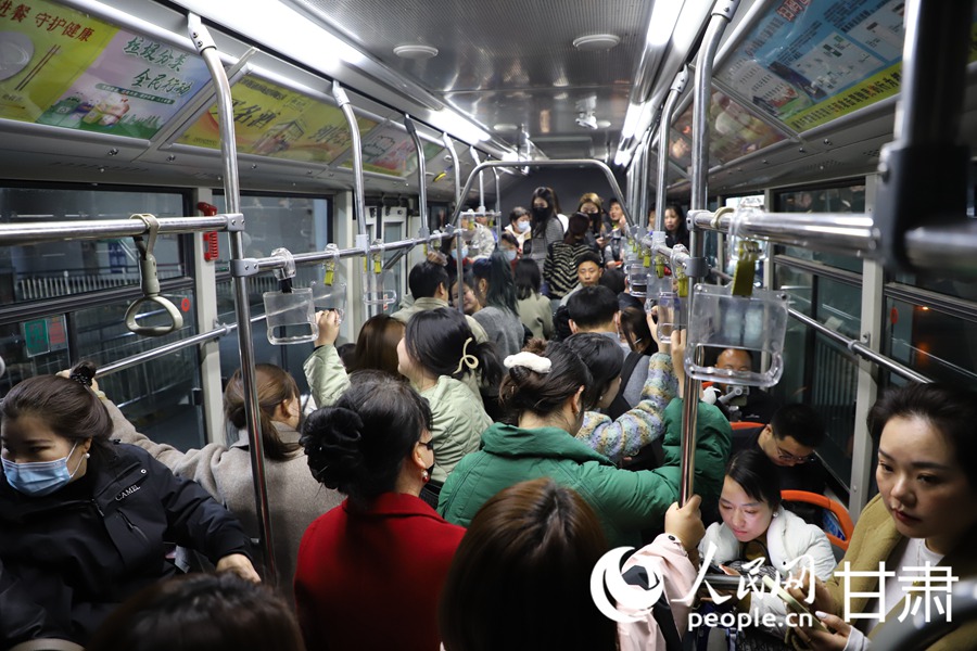 由天水南站發出的“麻辣燙公交專線”內景。人民網記者 王文嘉攝