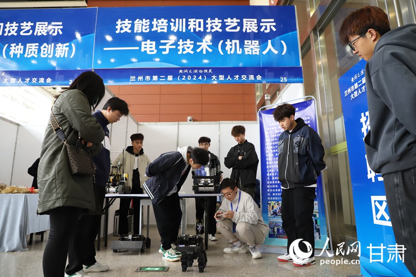 甘肅蘭州：搭平臺優服務 線上線下協力“職”引未來【5】