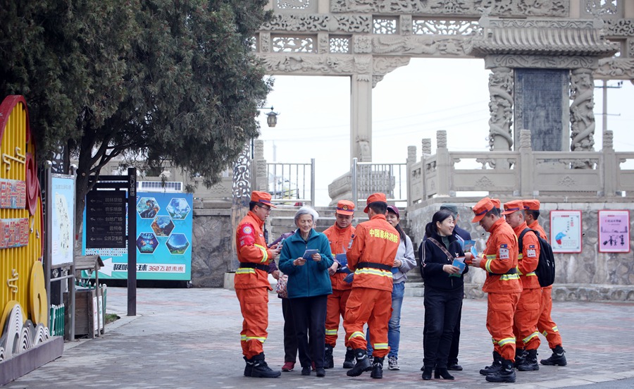 森林消防隊員在蘭山景區提醒游客注意森林防火。裴海博攝