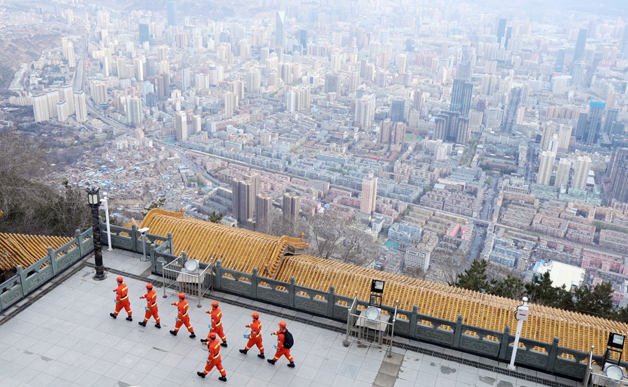 森林消防隊員在蘭山景區巡查。裴海博攝
