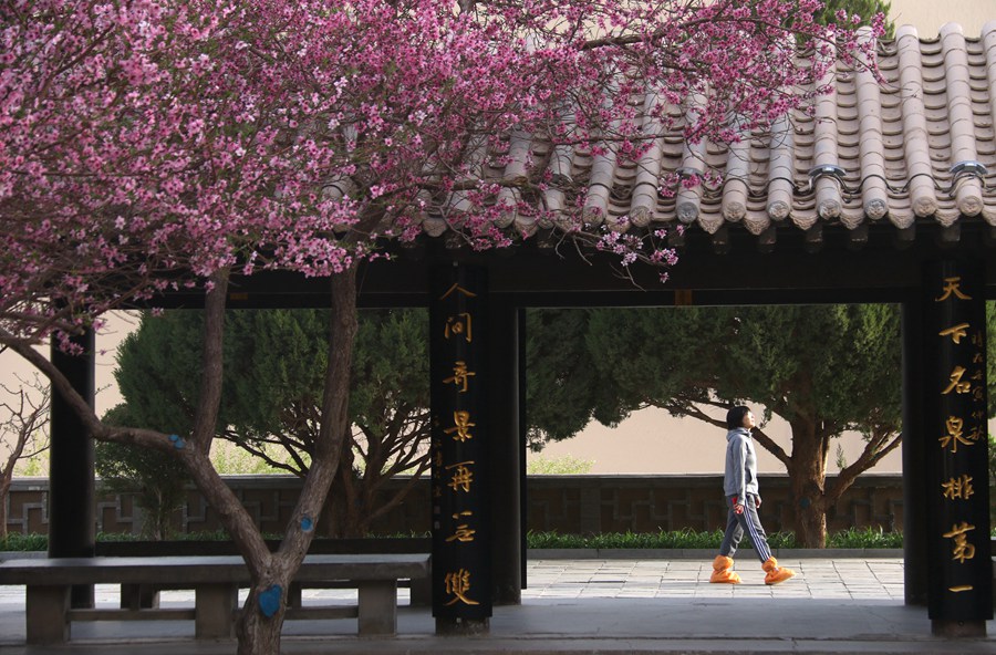 游客在甘肅省敦煌市鳴沙山月牙泉景區游覽。張曉亮攝