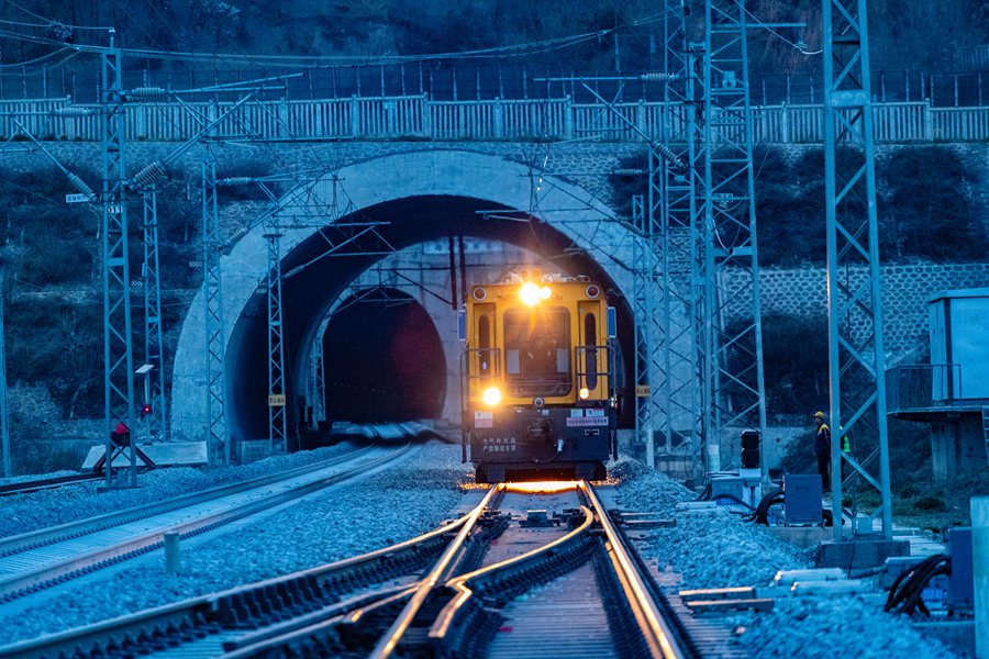 蘭渝鐵路甘肅段首次開展集中修。李勇剛攝