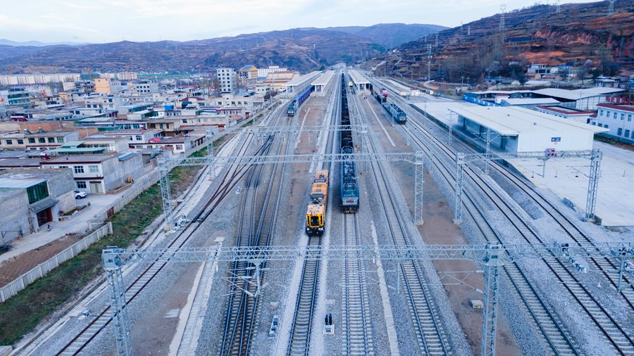 蘭渝鐵路甘肅段首次開展集中修。李勇剛攝