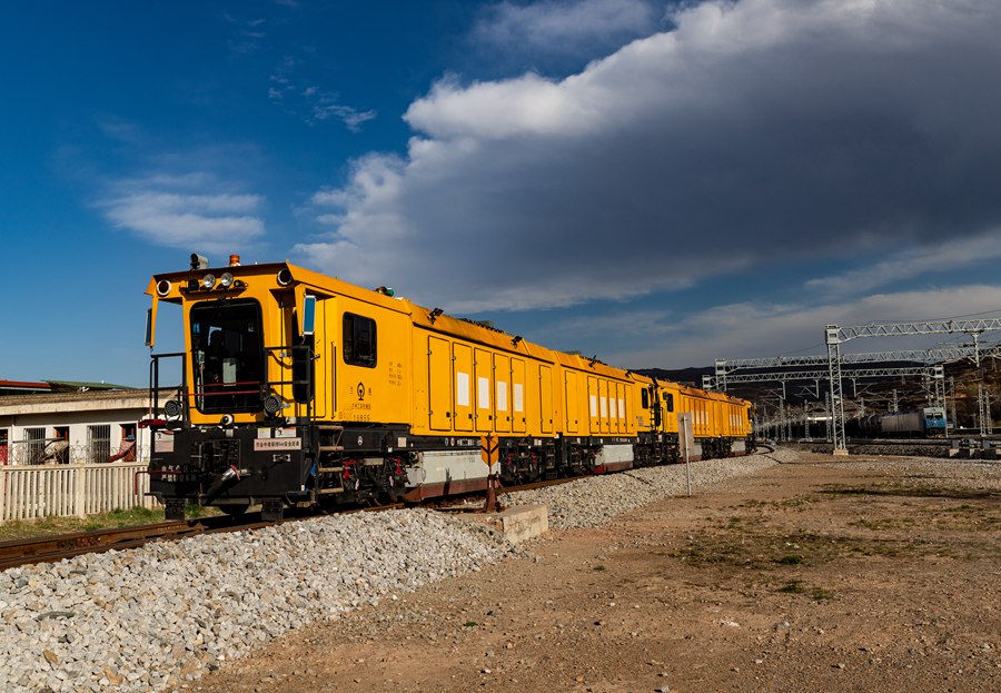 蘭渝鐵路甘肅段首次開展集中修。李勇剛攝