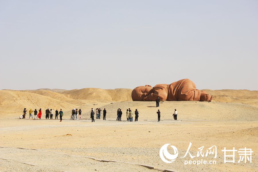 獨特的戈壁雕塑藝術吸引眾多市民游客游玩打卡。人民網記者 王文嘉攝