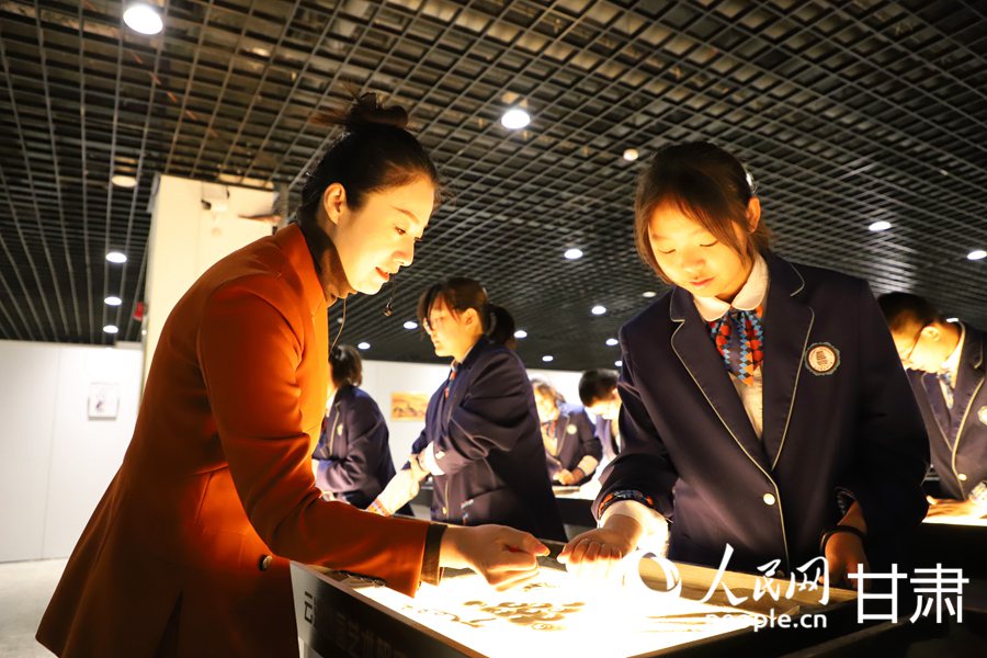 同學們正在學習沙畫。人民網記者 王文嘉攝