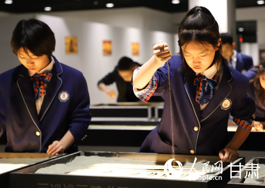 同學們正在學習沙畫。人民網記者 王文嘉攝