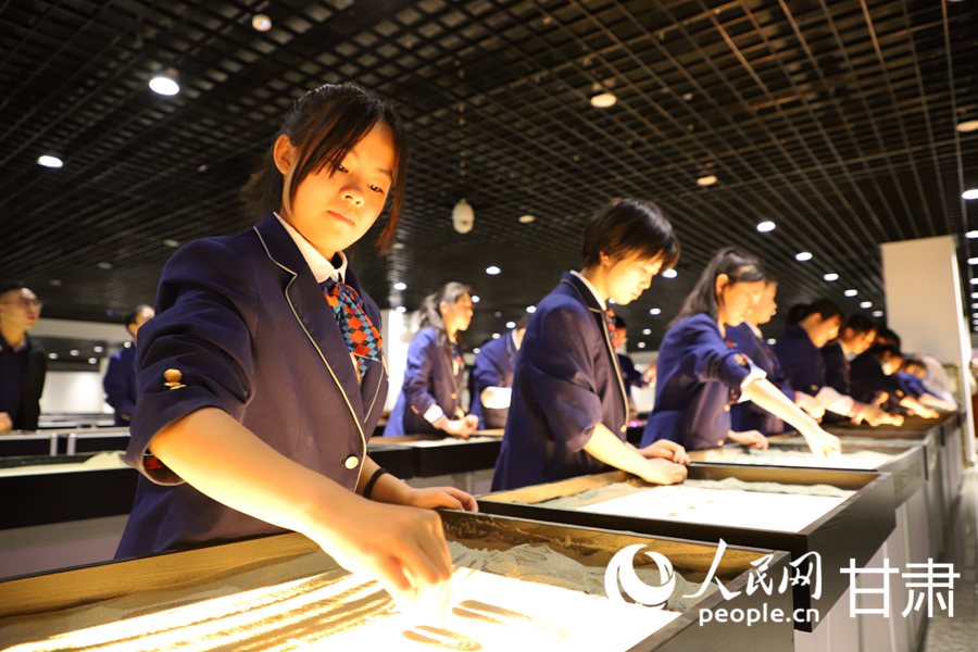 同學們正在學習沙畫。人民網記者 王文嘉攝