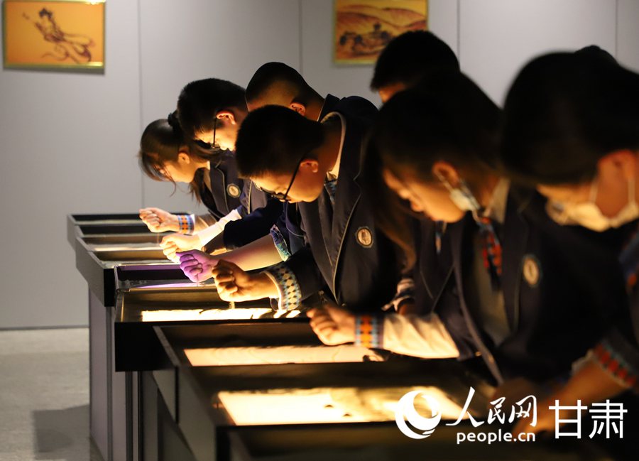 同學們正在學習沙畫。人民網記者 王文嘉攝