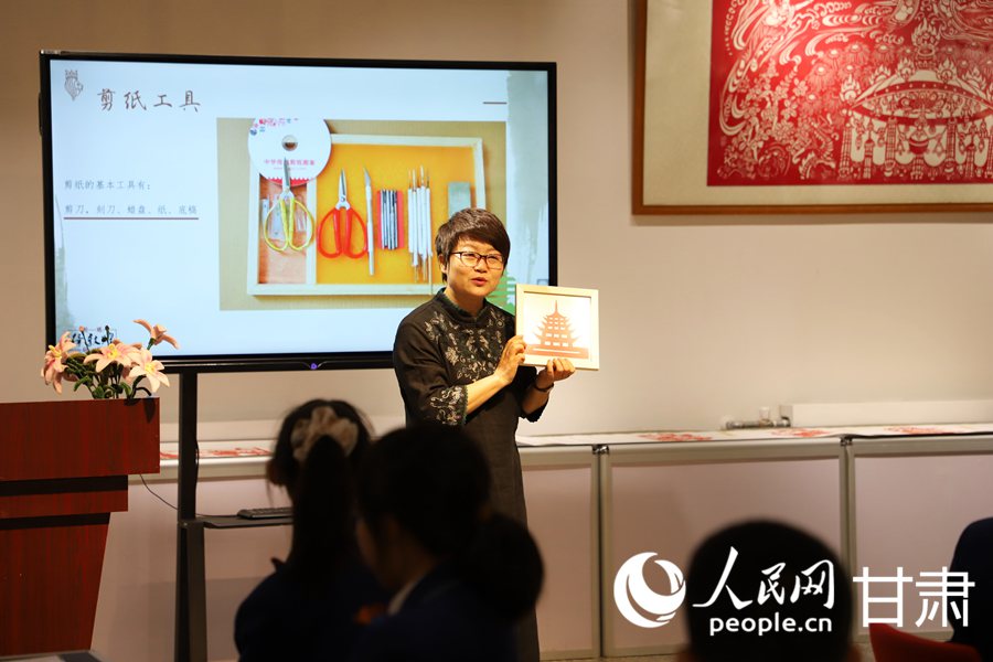 老師正在為同學們講解敦煌剪紙。人民網記者 王文嘉攝