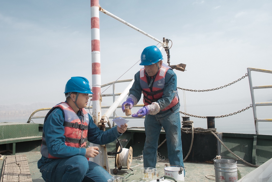 劉家峽水電廠開展水庫汛前泥沙顆粒特性分析。鐘世文攝
