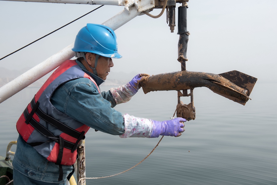 劉家峽水電廠開展水庫汛前泥沙顆粒特性分析。鐘世文攝