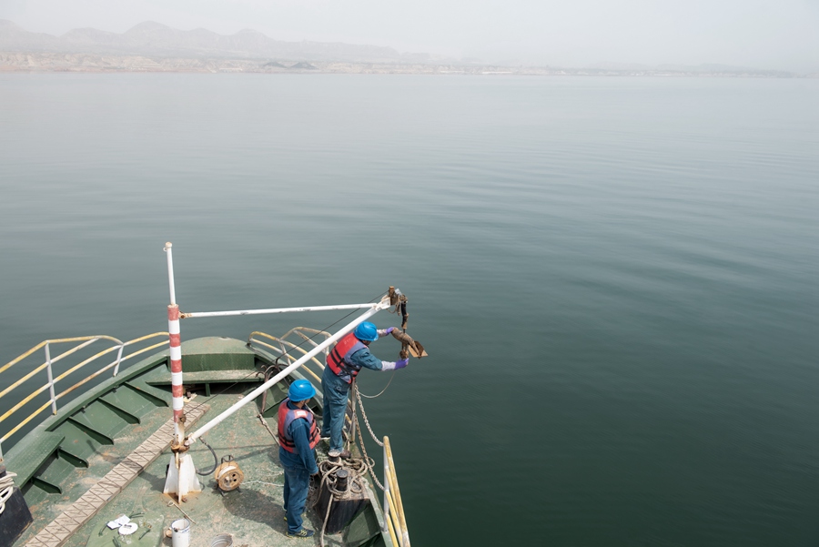 劉家峽水電廠開展水庫汛前泥沙顆粒特性分析。鐘世文攝