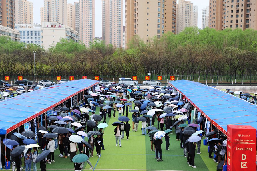 招聘會現場。人民網記者 王文嘉攝