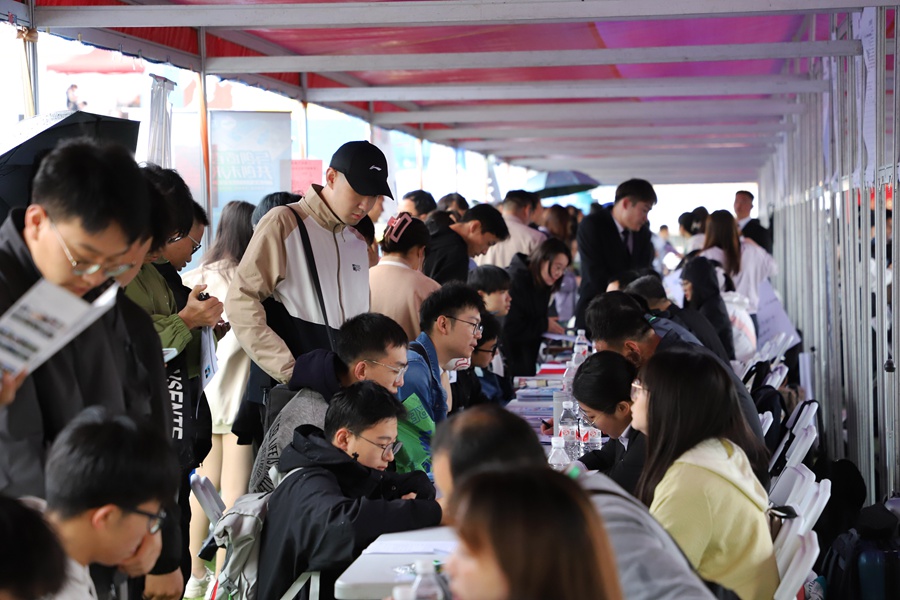 招聘會現場。人民網記者 王文嘉攝