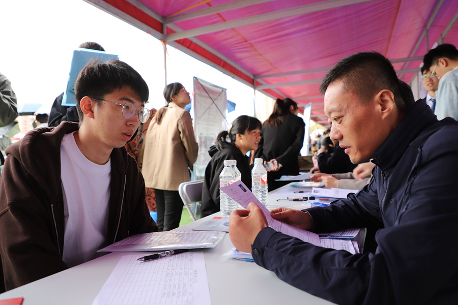 招聘會現場。人民網記者 王文嘉攝