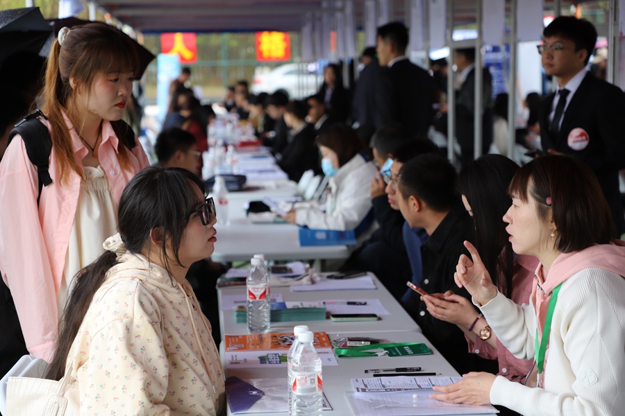 招聘會現場。人民網記者 王文嘉攝