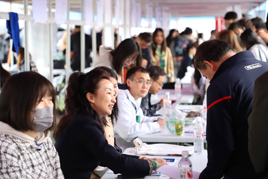 招聘會現場。人民網記者 王文嘉攝