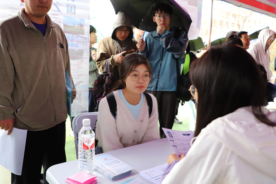 招聘會現場。人民網記者 王文嘉攝