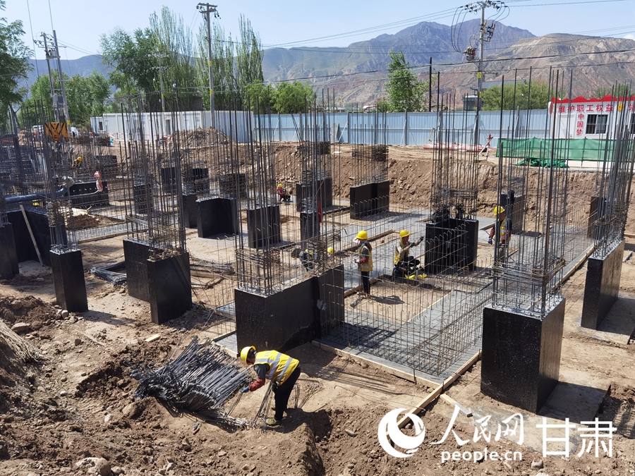 積石山縣大河家鎮康吊村災后恢復重建集中安置點項目建設現場。人民網記者 高翔攝