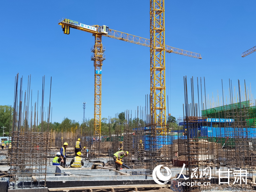 積石山縣大河家鎮康吊村災后恢復重建集中安置點項目建設現場。人民網記者 高翔攝