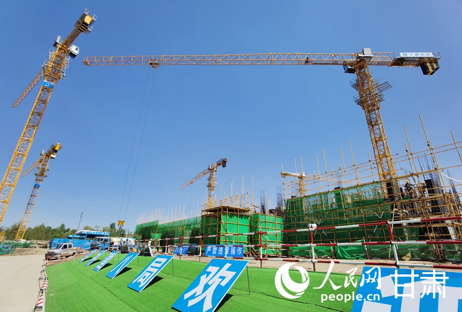 積石山縣大河家鎮康吊村災后恢復重建集中安置點項目建設現場。人民網記者 高翔攝