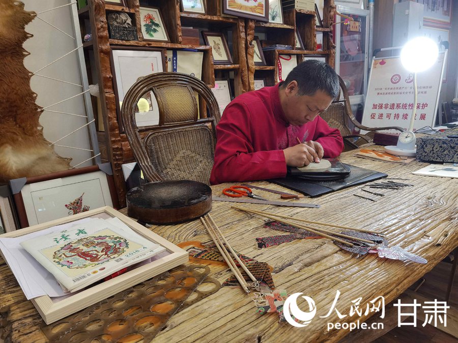 環縣道情皮影“守藝人”張治文正在環州故城皮影館內雕刻皮影。人民網記者 高翔攝